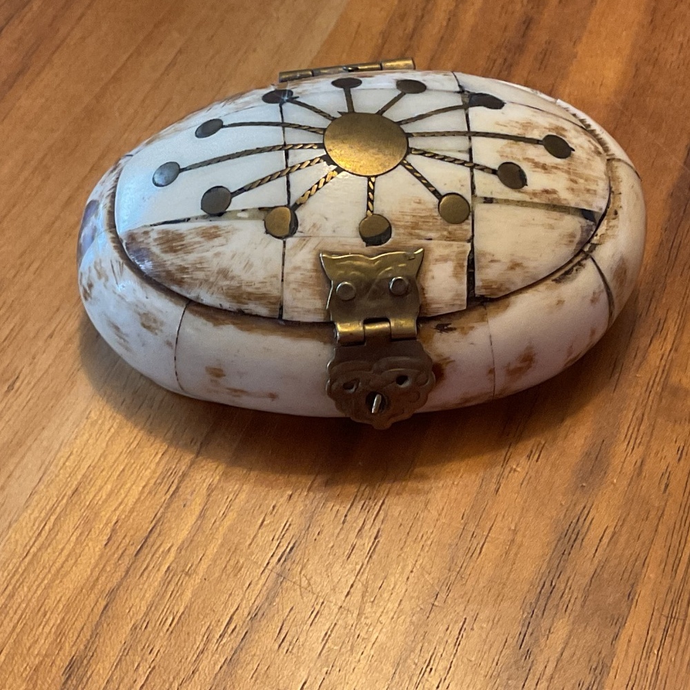 Vintage Camel Bone and Brass Inlay trinket box - Picture 4 of 6